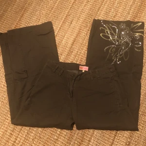 Coola jeans! - Coola bruna jeans med detaljer bak på vänster ben! Strl S i midjan! Midja: ca 80cm Innerbenet:74cm stuss: 102cm! Jag är ungefär 159 och på mig sitter de cirka 5 cm för långt! Budgivning skriv privat💓 Slutar torsdag! Högsta bud 280kr! Lagt bud ligger!