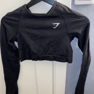 Träningströja gymshark - Svart croptop från gymshark. Storlek M