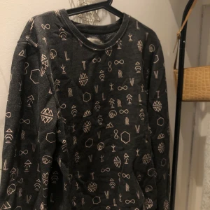 Revolution - Jättemysig tjocktröja som är stor och jätteskönt inuti. Jag är s och denna sitter snyggt om man gillar lite större tjocktröjor.