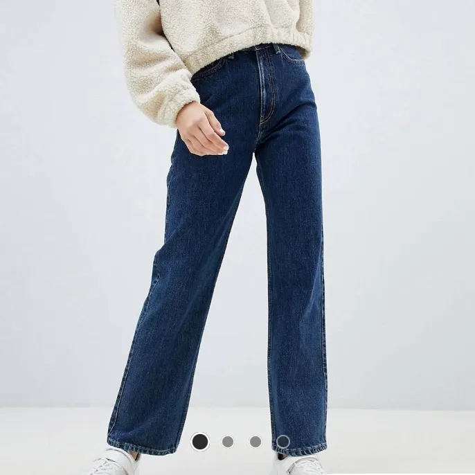 Säljer ett par mörkblå weekday jeans i modellen rowe. Dem är i bra skicka och har inga skador💕. Jeans & Byxor.