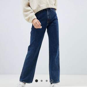 Säljer ett par mörkblå weekday jeans i modellen rowe. Dem är i bra skicka och har inga skador💕
