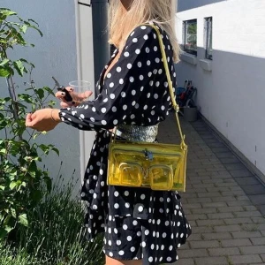 Núnoo väska - Använd fåtal gånger. Nypris ca 1000kr💛(lånad bild)