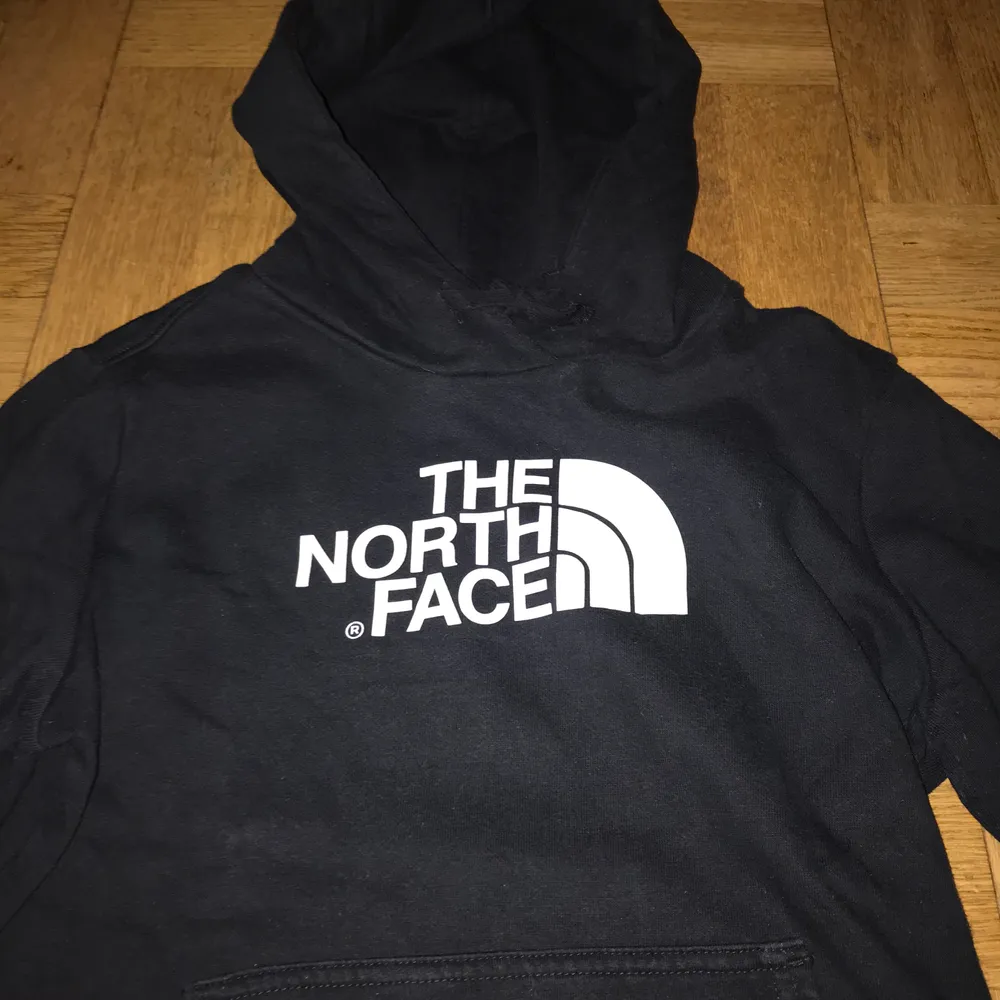 North face hoodie från 1990. Väldigt fint skick med tanke på åldern av plagget. Köpt på Beyond retro, säljer pågrund av att plagget sitter litet på mig. Storleken är runt Womens s-m. . Hoodies.