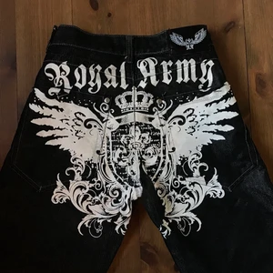 jeans - jättecoola jeans köpta second hand. De sitter väldigt baggy och har ett coola tryck på rumpan, de är egentligen väldigt stora i midjan men jag har sytt in dem! Säljer de för 200kr! Men om fler är intresserade blir det budgivning