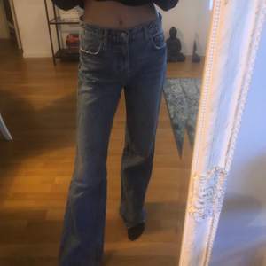 Skitsnygga bootcut jeans från Zara. Säljer pga ingen användning. 