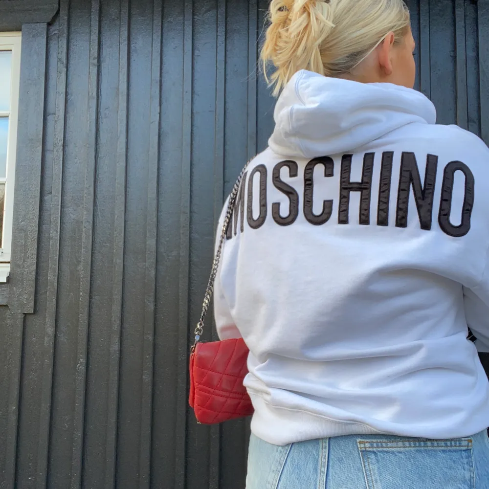 Moschino x HM hoodie, använd knappt 3 gånger. Verkligen as ball - frakt tillkommer. Kan fota fler bilder om så önskas . Tröjor & Koftor.