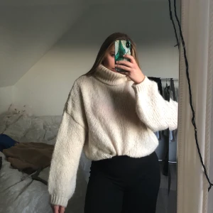 stickad tröja från chiquelle - den e onesize men sitter som XS/S. betalaren står för frakten elr kan mötas i Malmö/ lite utanför