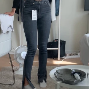 zara jeans med slits  - säljer mina zara jeans då jag inte tycker det är min stil längre. passar mig som är 169cm. första bilden tog jag när jag köpte de, de är lite slitna längst ner på en sidan och jag fick sy ihop (se bild 3) men jag tycker inte att nåt av dehär syns när man har på sig de. ✨ 