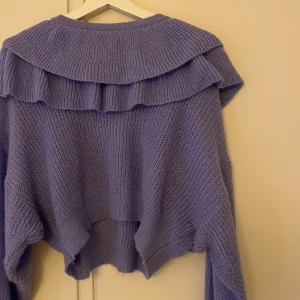 Tröja från Zara - Jättefin blå/lila tröja från zara i storlek XS