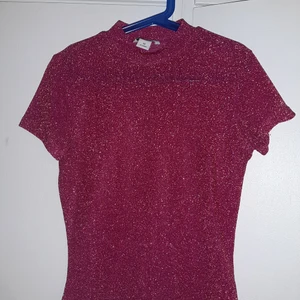 Glittrig festtopp - Superfin rosa glittrig topp från Monki i strl xs❤ ser litengenomskinlig ut på bilden pga. Blixten men den är inte det🥰 kan mötas i sthlm❤