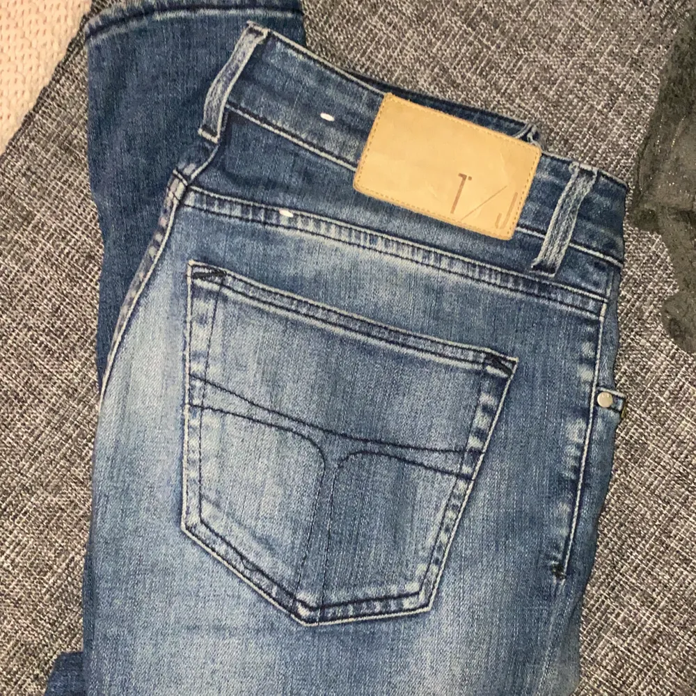 Superfina ganska low-rise jeans från Tiger. I riktigt bra skick, tyvärr har de blivit lite för små för mig! . Jeans & Byxor.