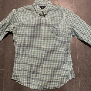 Polo Ralp Lauren skjorta  - Polo Ralp Lauren skjorta i stl L, slimfit. Knappt använd. Plagget är nyskick och är endast någon månad gammal. 