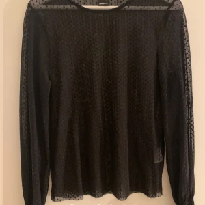 Blus  - Transparent blus med prickar. Använd ett fåtal gånger. 