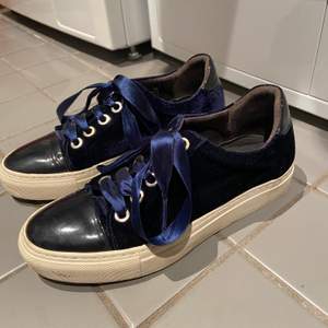 Mörkblå velvet-iga skor från Billi Bi, köpta 2017, knappt använda 