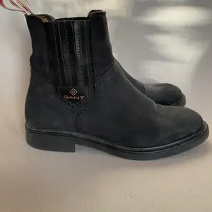 Ett par fina boots från GANT i mocka. Inköpta 2019 för 1500kr men har mest stått i garderoben så är i väldigt bra skick. Djur och rökfritt hem! Finns att hämta på Östermalm/Gärdet!