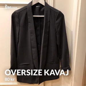 Kavaj - Kavaj lite oversize. Grå färg. Personen på bilden är en XS-S person