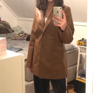 Skinn kappa - Skinnkappa från Weekday. Endast använt några få gånger så den är fort farande i nyskick skulle jag nog säga! Köpte den för 700kr säljer för 400kr