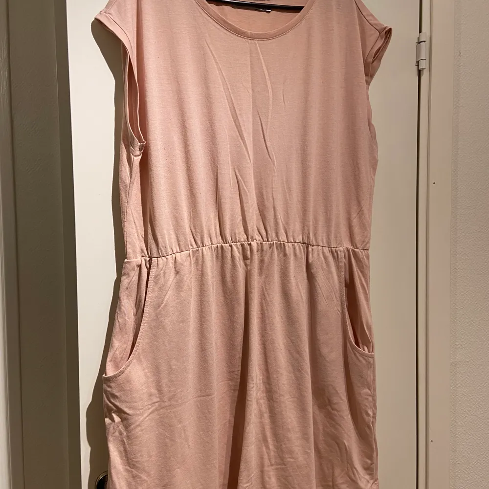 En rosa klänning från lager157, lite nopprig som du ser på andra bilden. Köparen står för frakt 🥰🥰. Klänningar.