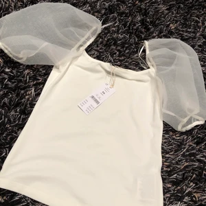 Topp från gina Tricot  - Vit topp med puff armar från Gina Tricot , aldrig använd. Köpt för 259 kr, men säljer för 100 kr+ frakt