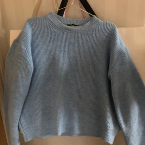 Ljusblå stickad tröja - Stickad tröja från chiquelle. Använd några gånger men i jättefint skick, inga defekter. Frakt tillkommer 