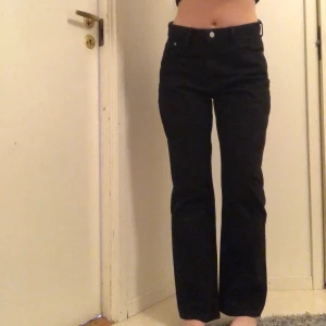 Svarta mom jeans från weekday  - Köpte dessa på black friday för 400kr ord pris är 599kr storlek S innerbenslängd 100cm :midjan: 75cm höftmått: 95cm provrummen va stängda pga corona så testa inte dem men när jag kom hem passa dem inte riktigt min kroppsform så dem är helt nya aldrig använda❤️ buda!
