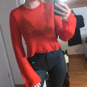 Röd tröja  - En röd julig tröja, den är lite genomskinlig vilket jag själv tycker e fint. Använd 1 gång så den är o bra skick.