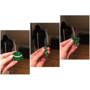 Slytherin Pins - Slytherin Pins i metall, väldigt bra kvalitet! 35kr för alla sammanlagt! Frakt tillkommer💕