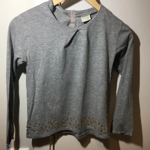 Zara t-shirt size 9/10 - It’s a grey t-shirt. I have only used it a few times 