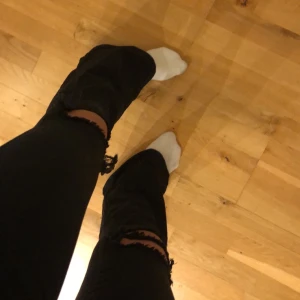 Svarta jeans  - Svarta bootcut jeans med hål, Xs/30💝frakt tillkommer                BUDET är på 100kr plus frakt