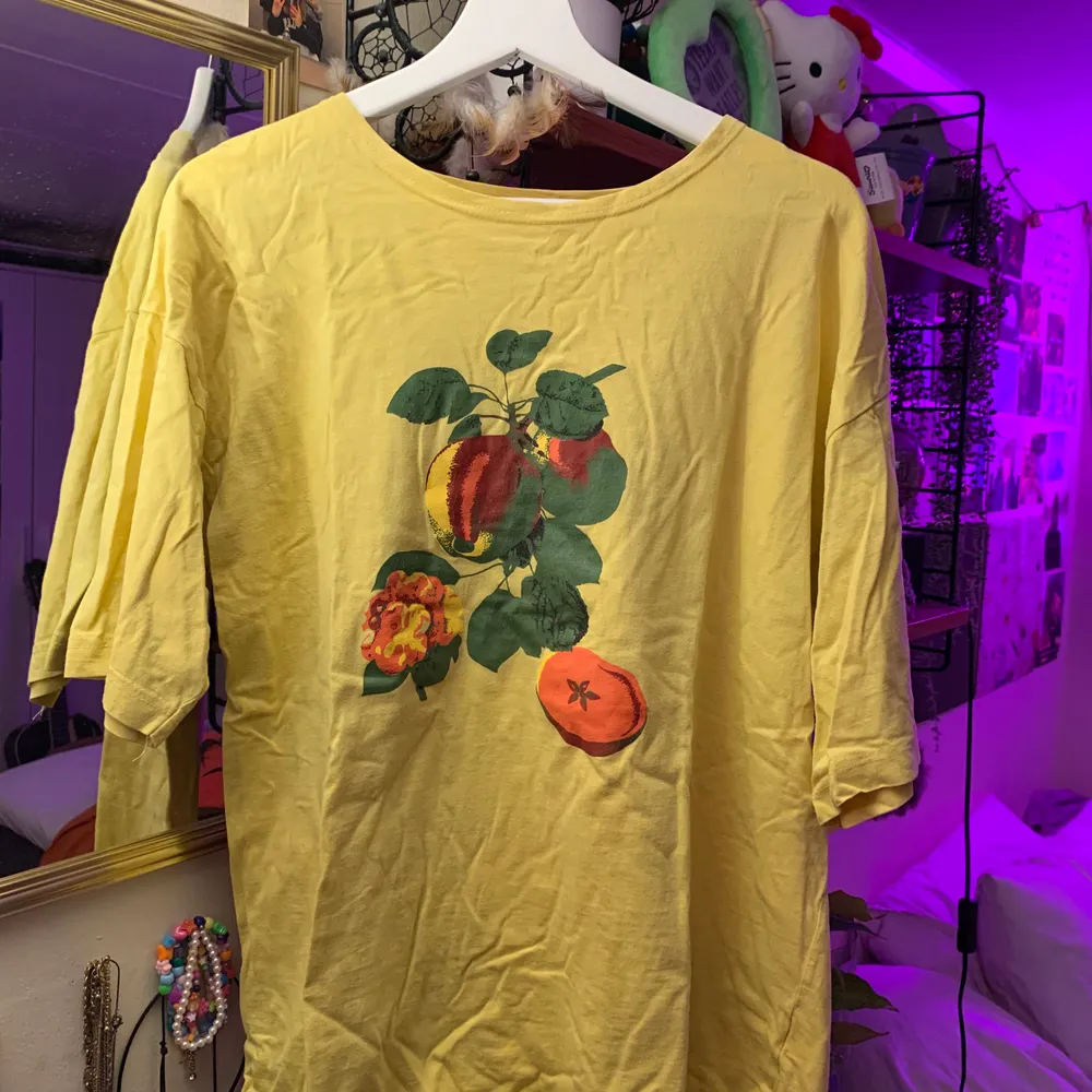 gul jättefin t-shirt köpt på second hand :) bra skick! . T-shirts.