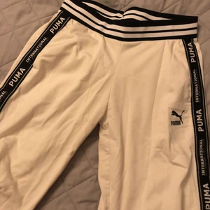 Puma byxor med öppning - Super fint skick, storlek S, kan antingen ha dem öppna på sidorna eller stängt - det väljer man själv :). Från puma. Mötes i majorna eller fraktar men då står köparen för frakten. Tar swish -  kontant och kort. Vid andra frågor är det bara att höra av sig❤️