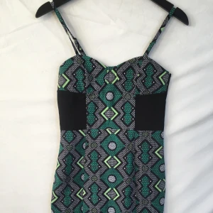 Bodycon dress - Bodycon dress, (passar mig som har 36 bara för tight över brösten) Dragkedja ner till midjan i mitten på baksidan