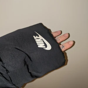 Nike dunjacka - Denna jacka är såå skön och håller värmen sjukt bra. Herrmodel, så den är oversize. Slutsåld överallt. Högsta bud just nu: 380:- 🖤