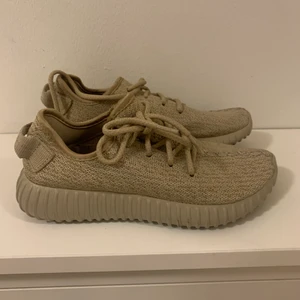 Adidas Boost (Yeezy) - Sparsamt använda skor från Adidas. Tror det är ett par Yeezy men jag är osäker. Fick dem i present 2016 och har använt dem högst 3 gånger sedan dess. Storlek 36