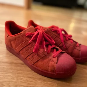 Adidas originals - Adidas originalsskor i storlek 40, använt men bra skick, liten slitning i hälarna