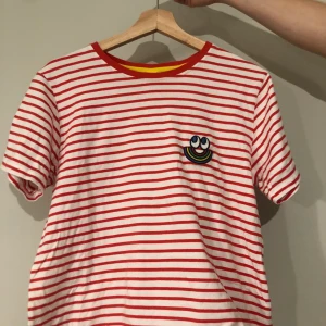 Randig tröja - Superfin randig tröja från Esprit i storlek L (men passar mig som brukar ha M) som tyvärr säljs pga ingen användning. Nypris: 150kr pris: 60kr 🥰 kan fraktas eller mötas men du står för frakt!