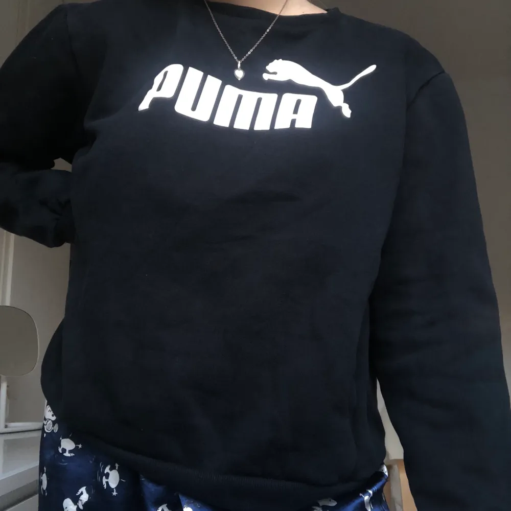 Säljer denna Puma Sweatshirten i storlek L. Nice oversize fit! . Hoodies.