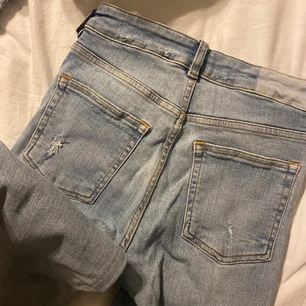 Jeans ifrån karve! Ljusblåa, stretchiga med slitningar lite här & där. Köpt för 599kr. Hade inga bra bilder utan de sitter mycket lösare egentligen. Skriv för fler bilder!. Jeans & Byxor.