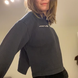 Kroppad tröja - Säljer denna tröjan från champion, inte säker på storlek då jag klippt av den lappen men sitter snyggt kroppad på mig som har xs vanligvis. Bild tre visar färgen bättre (den är helasvart). Super fin och bekväm💓💓 100 + frakt . Pris kan disskuteras vid snabb affär