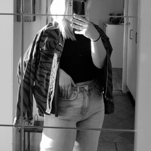 Tunn vårjacka/kofta  - Sjukt fin kofta/jacka från Zara i zebra mönster. Mycket fint skick men säljer på grund utav att den inte kommer till användelse 