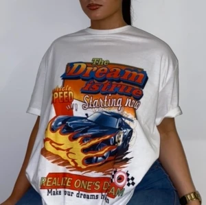 Vit tröja / T-shirt med tryck / retro - Vit tröja i storleken XL. Älskar denna tröja men ska köpa nya tröjor så måste sälja denna då den inte kommer i användning. Bra material, super snygg! Endast använd få antal gånger, men i bra skick! 