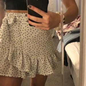 prickig kjol - säljer denna supergulliga kjol pågrund av att den blivit alldeles för liten för mig. säljaren står för frakten