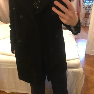 Whyred kappa (sample) strl S/36 - Sample - Whyred Skepparkavaj/ullrock – Strl S/36 Inköpt under samplesale på Whyred. Deras bas skepparkavaj in fin ullrock. Inga lappar.           (nypris: 4500SEK)