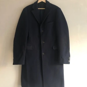 Acne rock storlek 52 (L) - Marinblå fodrad rock från Acne Studios modell Garret storlek 52 (känns mindre i storleken) i mycket gott skick, perf för vintern. Nypris 6,399kr. Kan även mötas på Kungsholmen i Stockholm 🤝