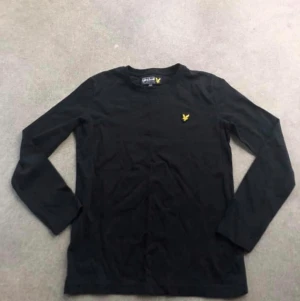 Lyle & scott tröja - Svart långärmad fr Lyle&scott. Storlek 10/11, endast använd ett fåtal gånger, skick som ny! Köpt på Kidsbrandstore. 200kr, ev porto tillkommer