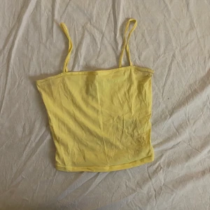 Ljusgult linne - Ljusgult linne. Använd fåtalet gånger. Linnet är från HM och deras märke Divided. Storleken är XS. 