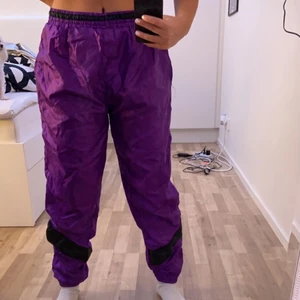 Lila byxor  - Super sköna och coola byxor! Köpte från second hand. Storlek L, men sitter som S/M. Jag är 168cm och de sitter bra på mig.