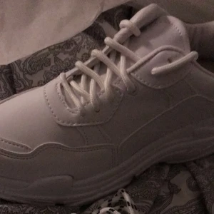 Sneakers - As fräscha sneakers från Nelly, jättebra skick!! Knappt använda då dom var för små redan när jag fick dom med slarvade bort retursedeln. Kommer dock självklart  tvätta dom noga innan jag säljer dom! Storlek 37, true to size 😋 hör av er om ni har frågor eller vill ha fler bilder! 😃💗( två skosnören kommer med, vita och svart/vit randiga)