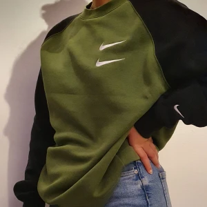 Nike Sweatshirt - Nike swoosh sweatshirt. Använd fåtal gånger o säljer just för den orsaken. På bilderna kan du se hur tröjan sitter på en 183 kille samt 160 tjej. Bra skick. Frakten ingår. 