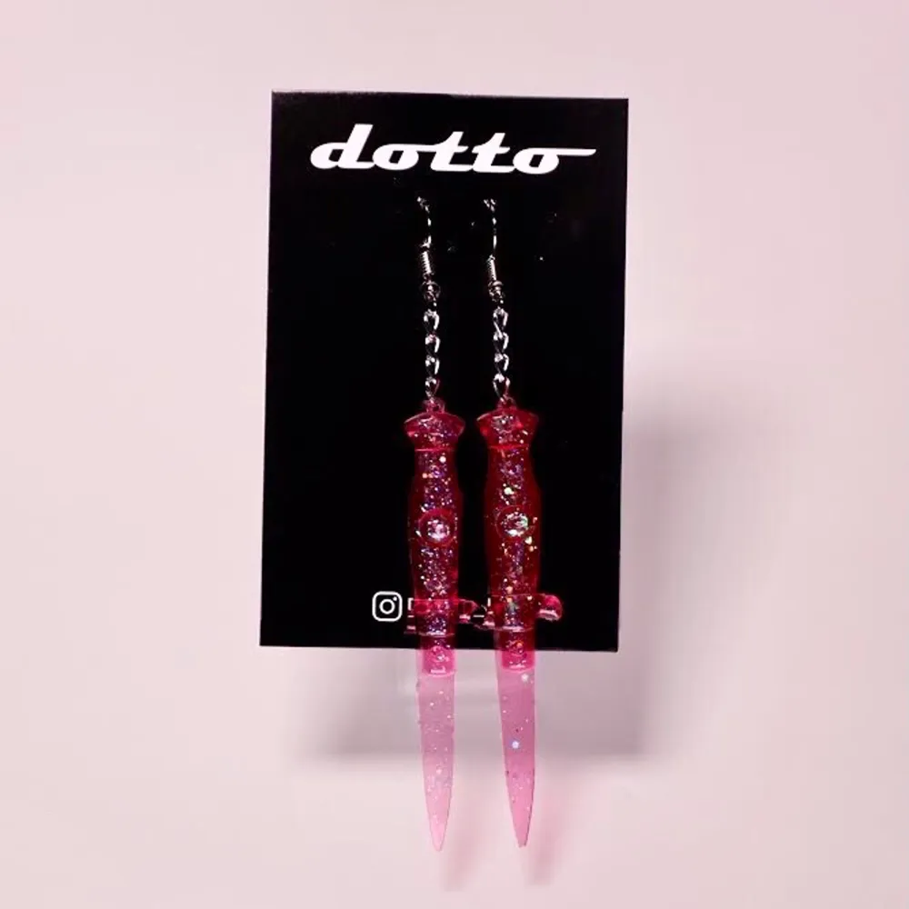 Handgjorda örhängen 7cm långa 🔪🌸 går att customizea i olika färger! FRAKT INGÅR 💖instagram: dotto_kr. Accessoarer.